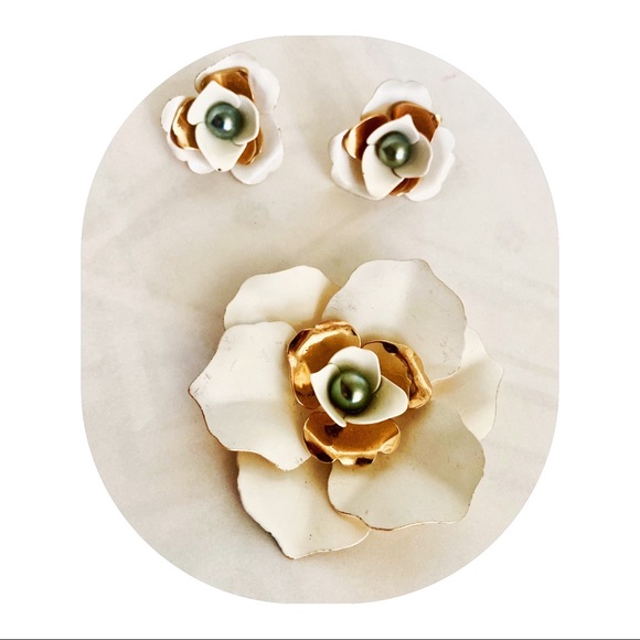 Vintage SARAH COVENTRY "Camellia" White Enamel Flower Brooch & Earring Set 1962 - Picture 2 of 5